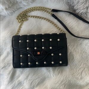 Elegant Black Quilted Handbag with Gold Chain